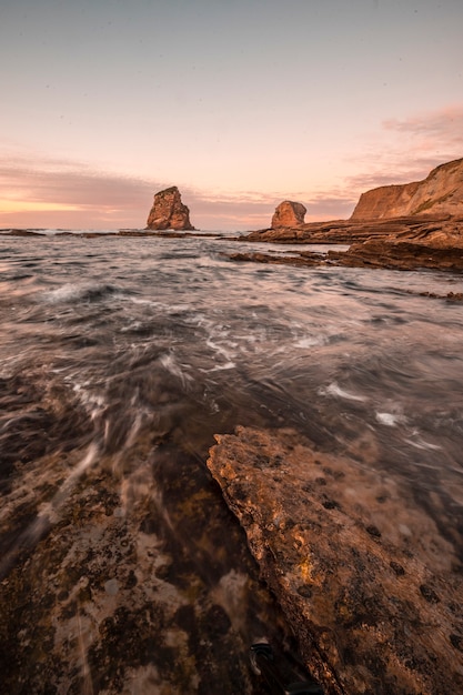 Zwei Schwestern von Hendaye mit schönem Sonnenuntergangshimmel, vertikale Fotografie