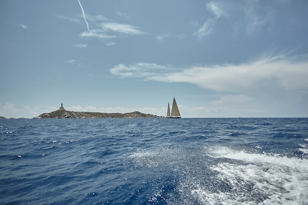 Zwei Segelboote segeln im Meer vor einer herrlichen Landschaft