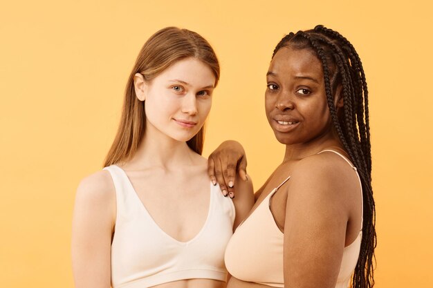 Foto zwei selbstbewusste frauen in unterwäsche studio-porträt