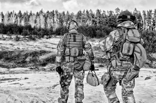 Zwei Soldaten einer Spezialeinheit bereiten sich auf eine gefährliche Mission vor. Gemischte Medien