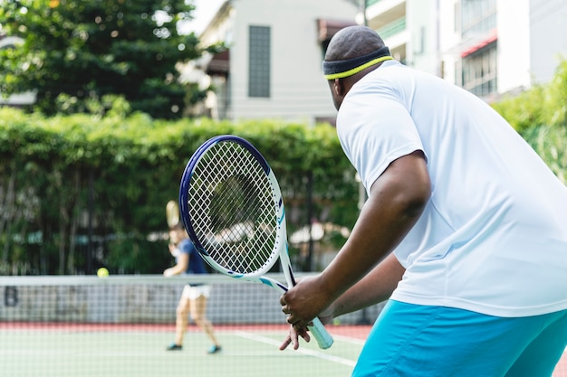 Zwei Spieler in einem Tennismatch