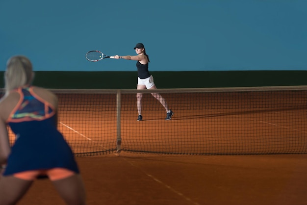 Zwei sportliche Tennisspielerinnen genießen ein Spiel