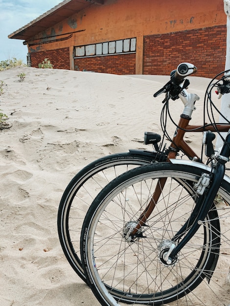 Zwei Sporträder stehen nebeneinander am weißen Sandstrand. Vorlage Freiraum Mustertapete