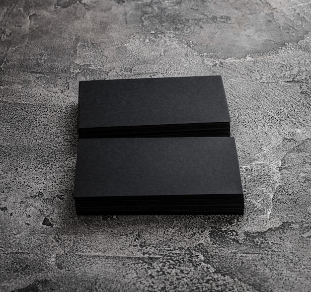 Foto zwei stapel schwarzer leerer visitenkarten auf holzhintergrund