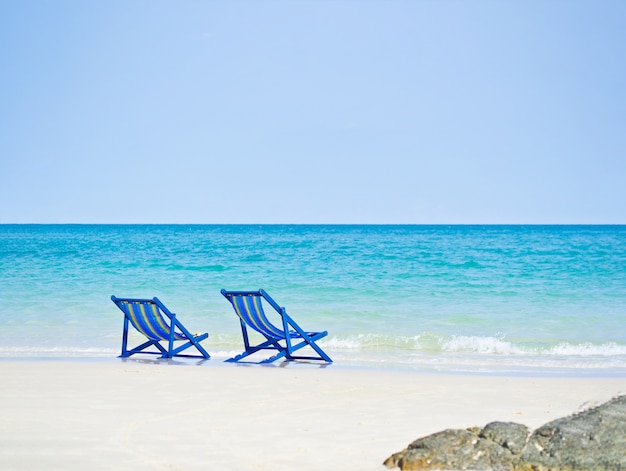 Foto zwei strandkörbe am strand