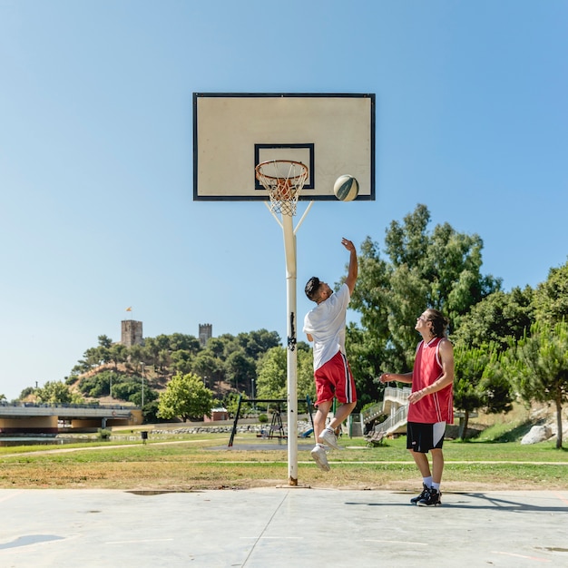 Zwei Straßenspieler, der Basketball spielt