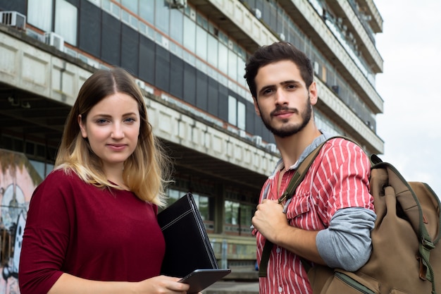 Zwei Studenten im Freien