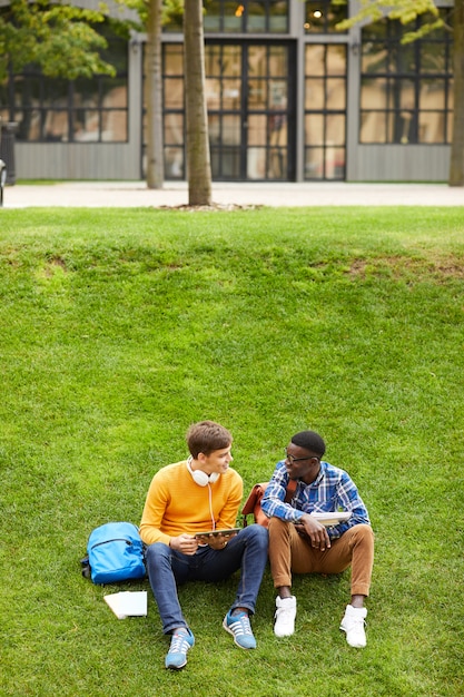 Zwei Studenten ruhen auf dem Rasen