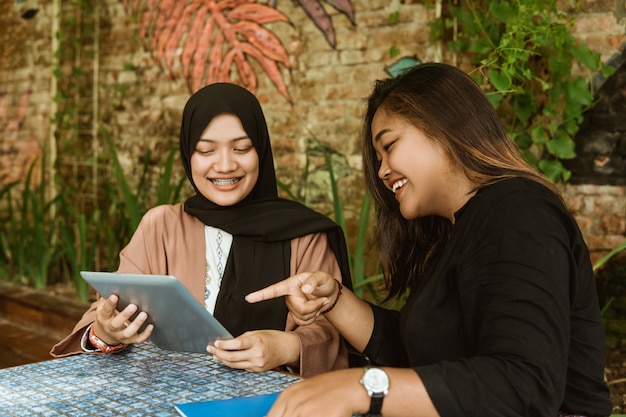 Zwei Studentinnen mit ihrem Tablet-PC