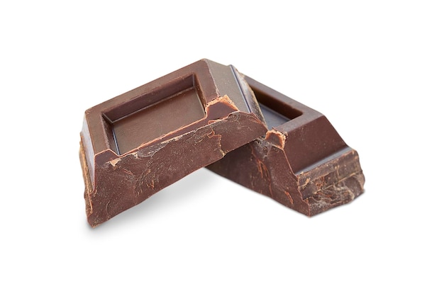 zwei Stücke dunkler Schokolade auf weißem Hintergrund