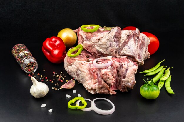 Zwei Stücke großes frisches rohes Fleisch