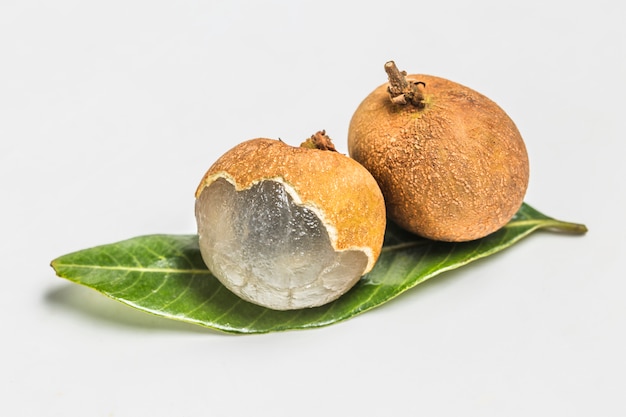 Zwei Stücke von Obst auf einem grünen Blatt