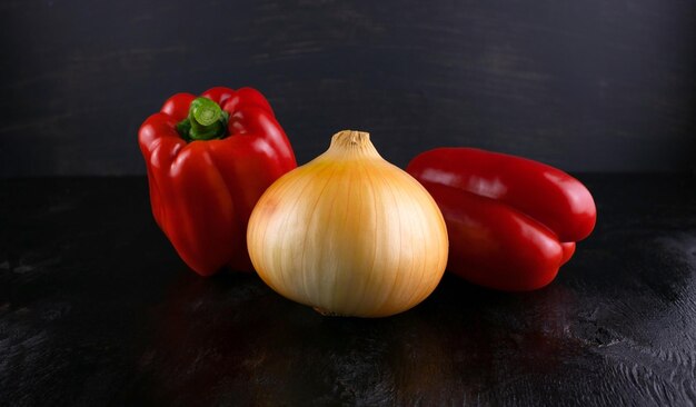 Zwei süße rote Paprika und eine Zwiebel aus nächster Nähe