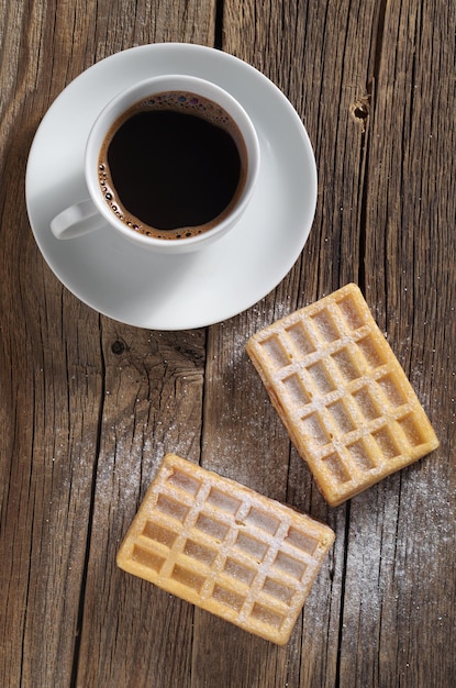 Zwei süße Waffeln und Kaffee