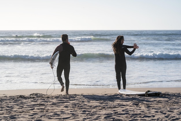 Zwei Surfer machen sich bereit, die Wellen in La Serena Chile zu surfen