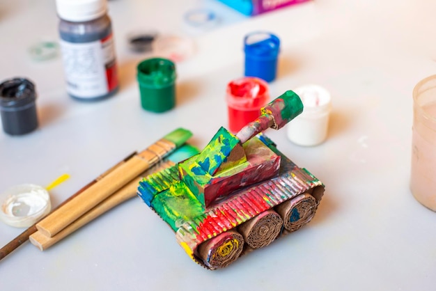 Zwei Tanks aus mit Gouache gefärbtem Karton