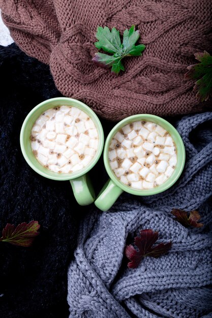 Zwei Tasse Kaffee nahe gestrickt