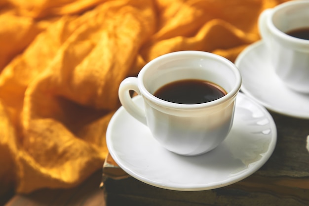 Zwei Tasse Kaffeespresso nahe Zuckerwürfel
