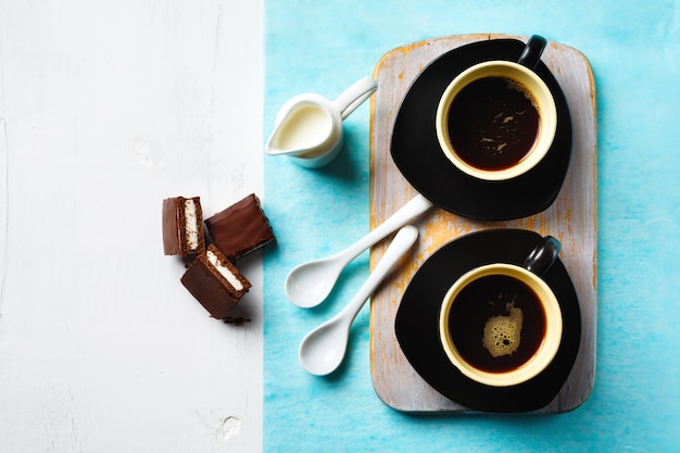 Zwei Tassen Espresso mit Schokoladenkuchen