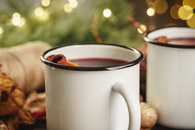 Zwei Tassen Glühwein zu Weihnachten auf einem Holztisch