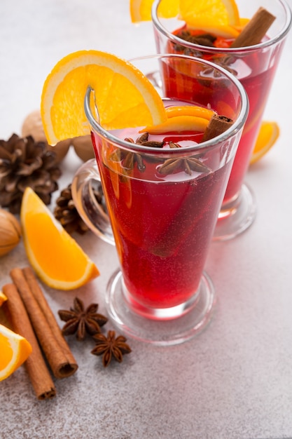 Zwei Tassen Glühwein. Zutaten für einen Cocktail. Heiße Wintergetränke auf Sektbasis.