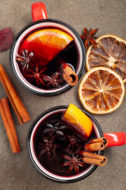 Zwei Tassen Herbstglühwein oder Glühwein.