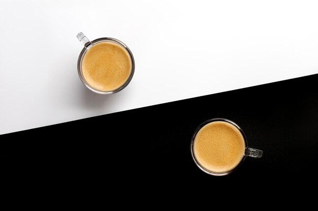 Zwei Tassen Kaffee auf schwarzem und weißem Hintergrund Espresso Arabica Ristretto in Glas Draufsicht