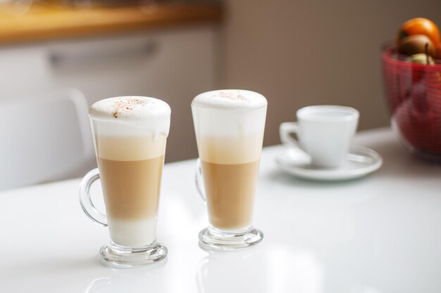 Zwei Tassen Latte-Kaffee auf dem Frühstück am Tisch