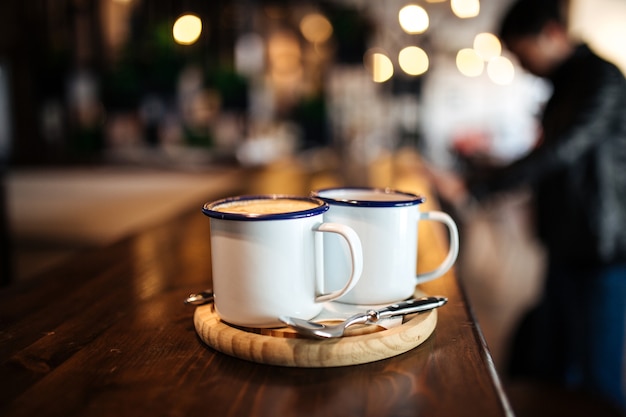 Zwei Tassen Morgenkaffee auf dem Kaffeeschreibtisch