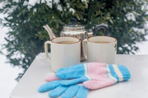 Zwei tassen tee auf einem tisch im wintergarten