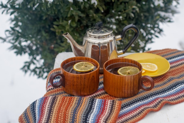 Zwei Tassen Tee auf einem Tisch im Wintergarten