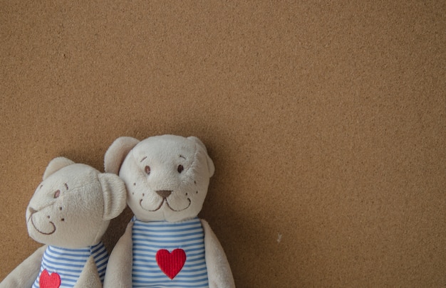 Foto zwei teddybär mit herz auf kork bord hintergrund