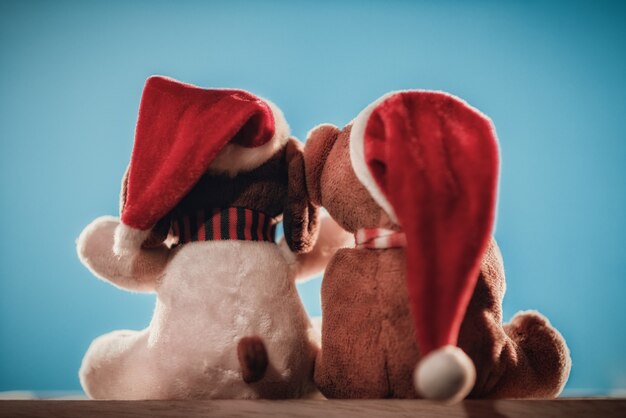 Zwei Teddybären, die Weihnachten und Silvester Silvesterfeierkonzept genießen