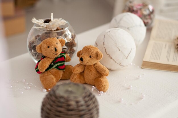 Zwei Teddybären im Hintergrund