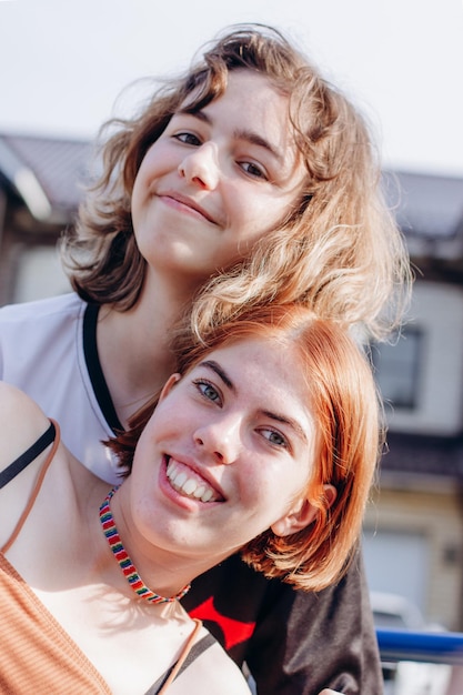 Zwei Teenager-Mädchen zusammen. Mädchenfreundschaft. Generation Z. Rotes Haar und lockiges Haar