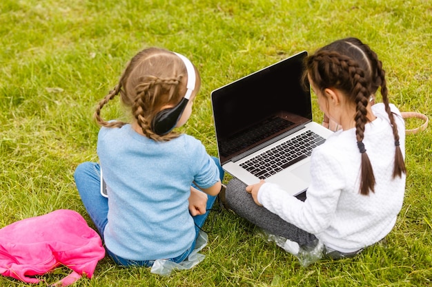 Zwei Teenager. Sommer in der Natur. Sie sitzen im Gras. Miteinander kommunizieren. Er führt intime Gespräche. Besten Freunde. Privatsphäre vor Erwachsenen.