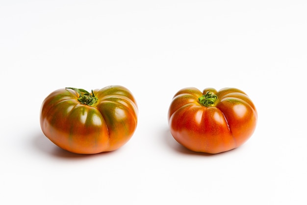 Zwei Tomaten auf Weiß