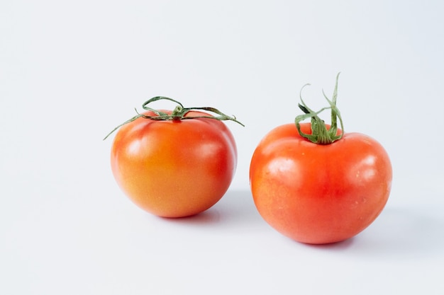 Zwei Tomaten lokalisiert auf einem weißen Hintergrund, Tomaten-Nahaufnahme