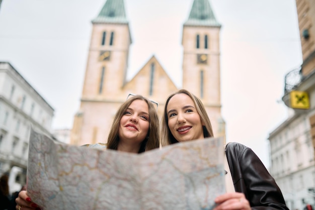 Foto zwei touristen führen eine lebhafte diskussion, umgeben von ihrem gepäck, während sie ihre reise planen.