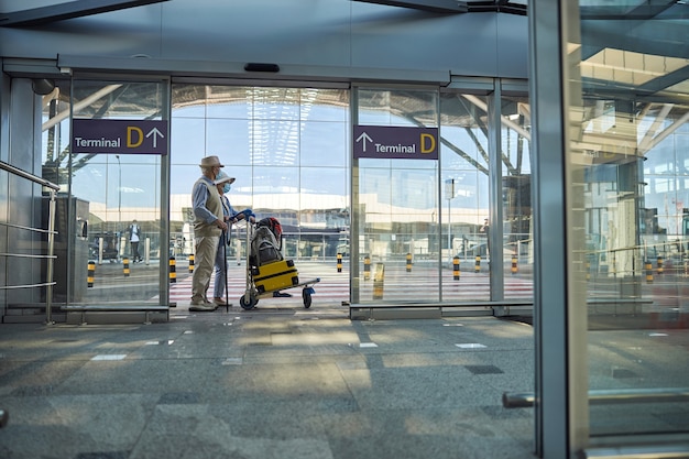 Zwei Touristen mit Gepäck am Flughafen