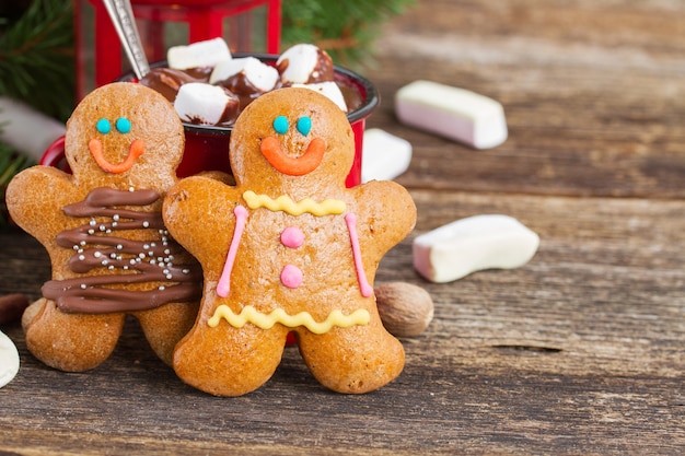 Zwei traditionelle hausgemachte Lebkuchen auf Holztisch