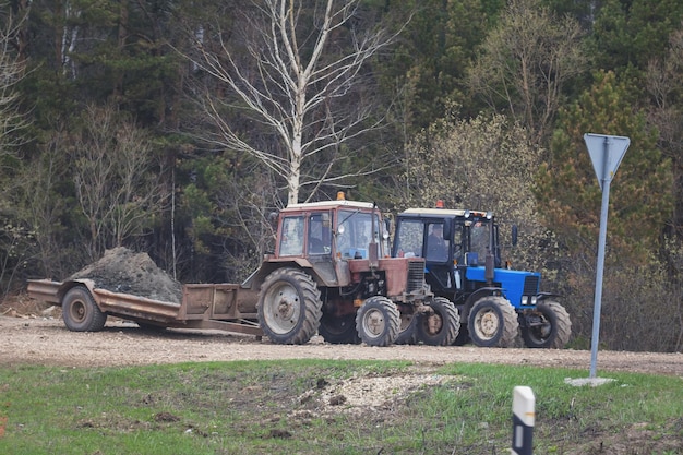 Zwei Traktoren auf dem Land - Maschinen für die Landwirtschaft, Tele