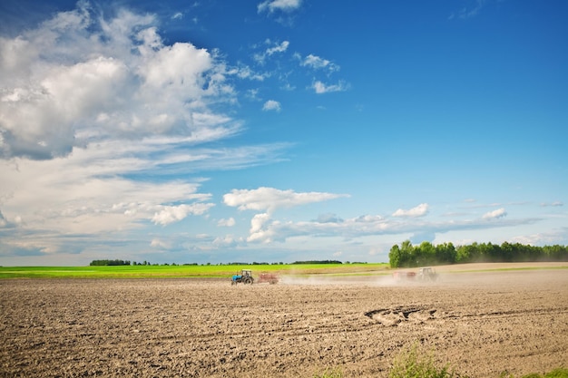 Zwei Traktoren auf leerem Feld