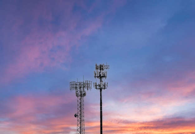 Zwei Türme, die zellulares Breitband und Datendienste für ländliche Gebiete gegen den Sonnenuntergang bereitstellen, veranschaulichen die digitale Kluft