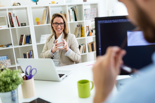 Zwei Unternehmer arbeiten im modernen Büro.