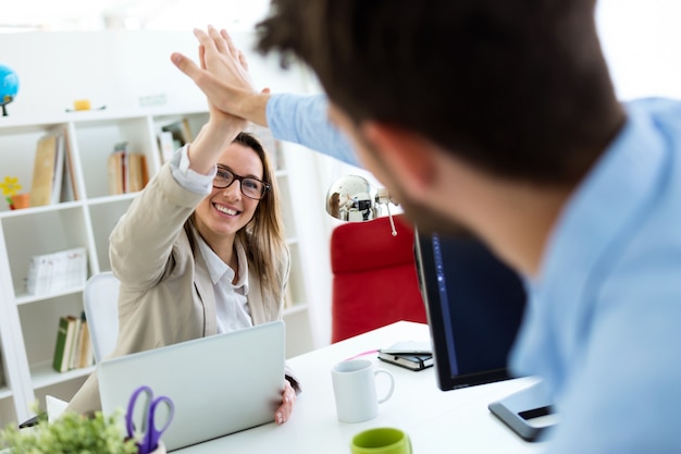 Zwei Unternehmer arbeiten im modernen Büro.