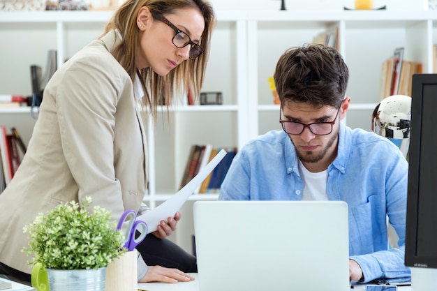 Zwei Unternehmer arbeiten im modernen Büro.