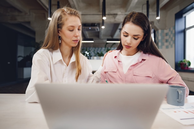 Zwei Unternehmerinnen arbeiten im Büro zusammen