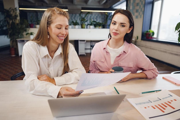 Zwei Unternehmerinnen arbeiten im Büro zusammen