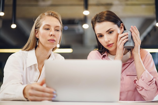 Zwei Unternehmerinnen arbeiten im Büro zusammen